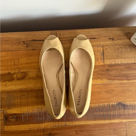 Talbots Women's Tan Nude Patent Leather Peep Toe Wedges Size 7.5 - Picture 2 of 6